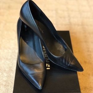 Chanel black classic pumps!